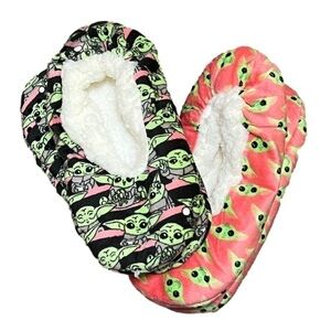 DISNEY’S Star Wars Mandalorian Fuzzy Babba Grogu Women’s Slipper Socks (7-9 1/2)